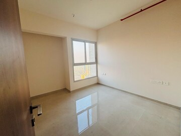 Room in 3 BHK Apartment at Piramal Vaikunth, Balkum Pada – for Rent