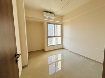 Room in 3 BHK Apartment at Piramal Vaikunth, Balkum Pada – for Rent