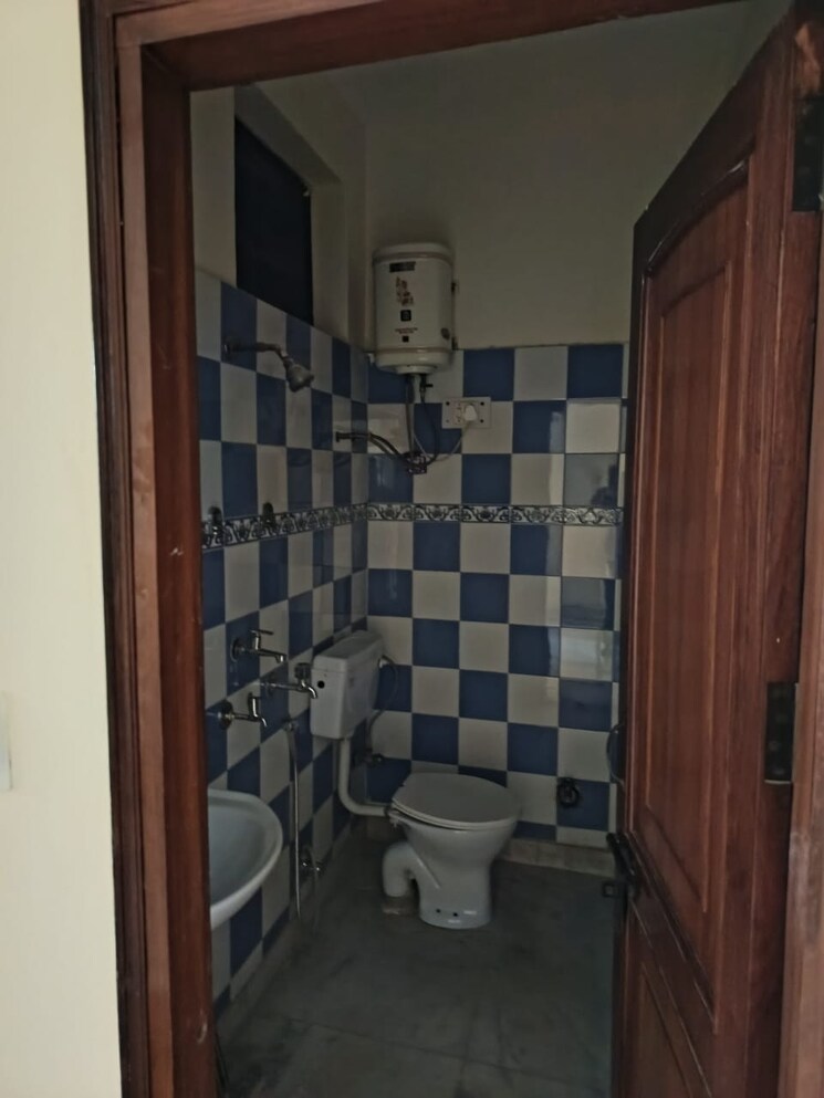 Bathroom, sector 23 3 Bedroom 100 Sq.Yd. Independent House In Sector 23 Gurgaon 8164801