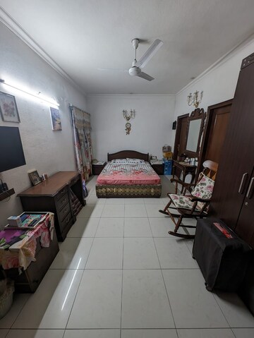 Team Area in 2 BHK Apartment at Unitech Heritage City, Sector 25 – for Rent