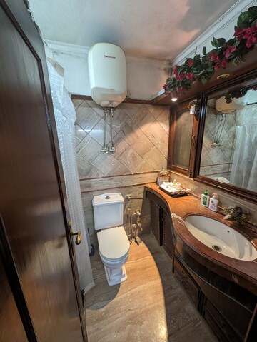 Bathroom in 2 BHK Apartment at Unitech Heritage City, Sector 25 – for Rent