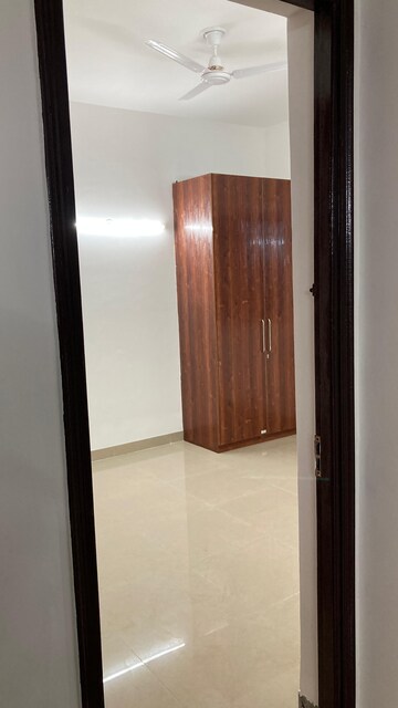 Furnished Amenities in 1.5 BHK Apartment at RG Residency, Sector 120 – for Rent