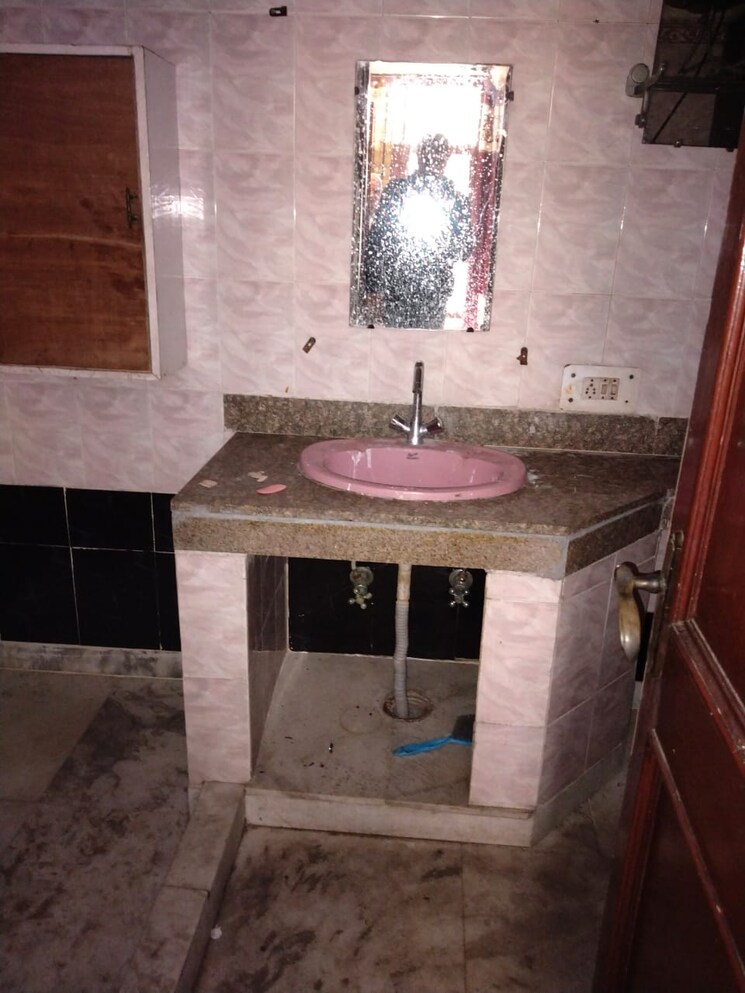 Bathroom, ansal-plaza-sector-23 2 Bedroom 200 Sq.Yd. Builder Floor In Sector 23 Gurgaon 8165088