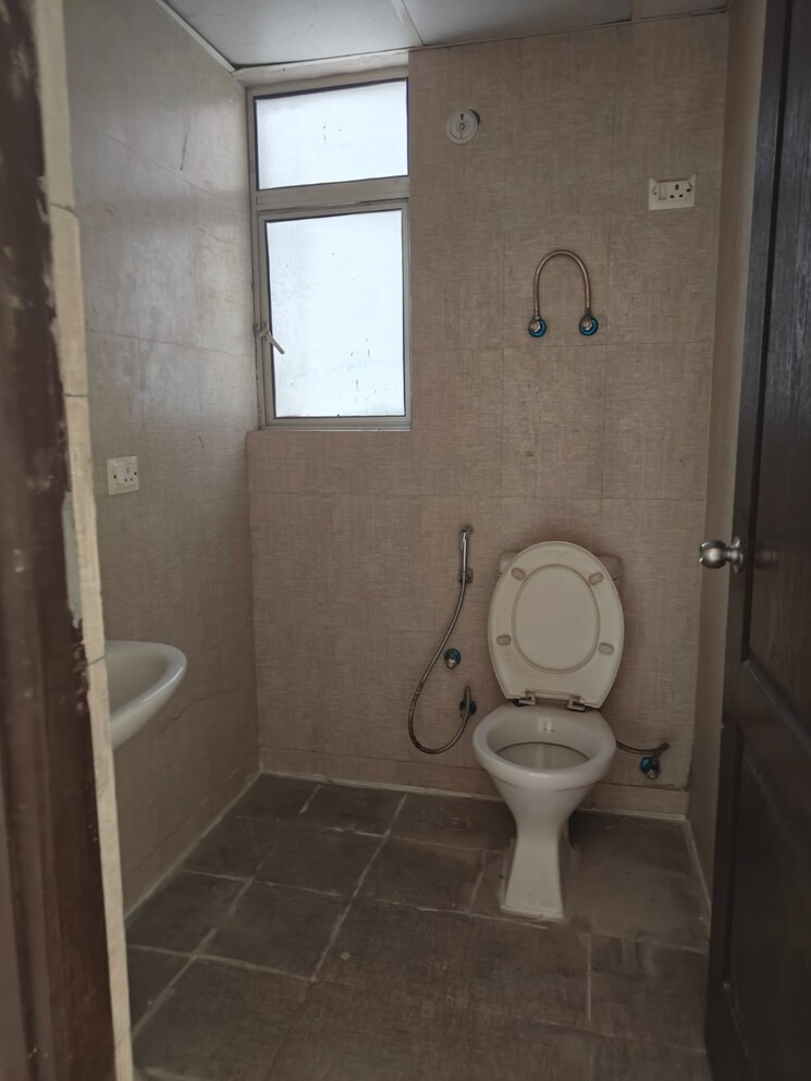 Bathroom, aditya-urban-homes 1 Bedroom 585 Sq.Ft. Apartment In Shahpur Bamheta Ghaziabad 8165121