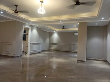 Room in 4 BHK Builder Floor at Parklands, Sector 85 – for Sale
