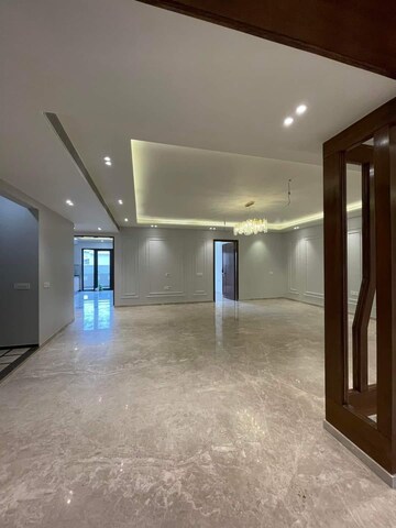 Room in 4 BHK Builder Floor at Parklands, Sector 85 – for Sale