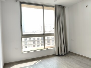 Room in 2 BHK Apartment at Hiranandani Eagleridge Wing B, Ghodbunder Road – for Rent