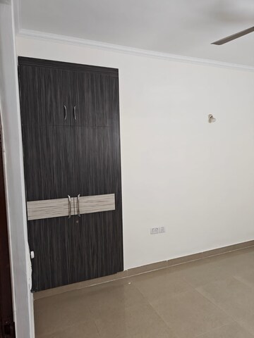 Room in 3 BHK Apartment at Amrapali Sapphire, Sector 45 – for Sale
