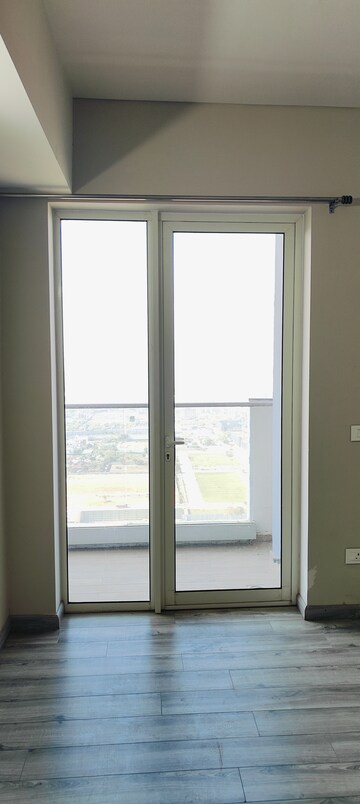Room in 3 BHK Apartment at Pioneer Park Presidia, Sector 62 – for Rent