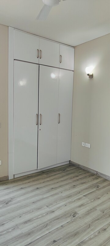Room in 3 BHK Apartment at Pioneer Park Presidia, Sector 62 – for Rent