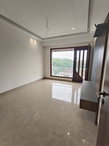 Room in 3 BHK Builder Floor at Aerocity – for Rent