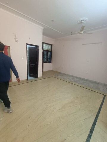 Room in 2 BHK Builder Floor at Sector 37 – for Rent