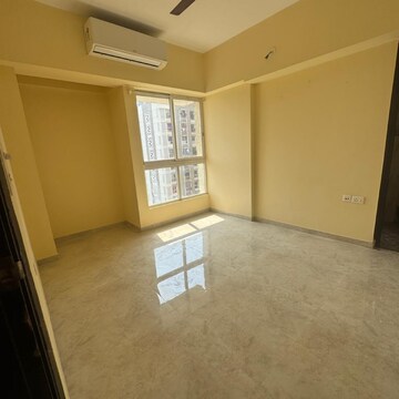 Room in 2 BHK Apartment at Lodha Amara, Sandoz Baug – for Sale