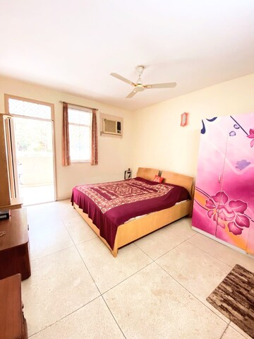 Bedroom in 3 BHK Apartment at DLF Exclusive Floors, Sector 53 – for Rent