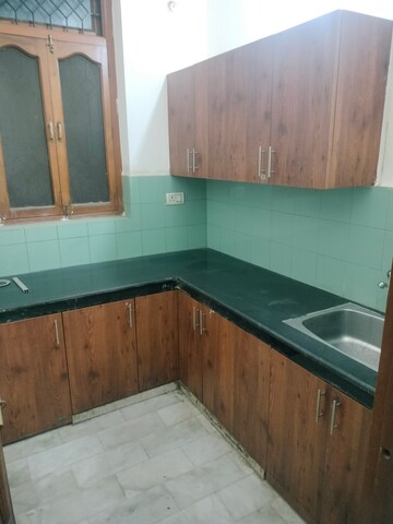 Kitchen in 1.5 BHK Builder Floor at Gomti Nagar – for Rent