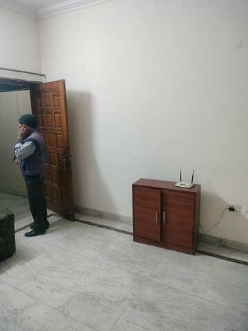 Room in 1.5 BHK Builder Floor at Gomti Nagar – for Rent