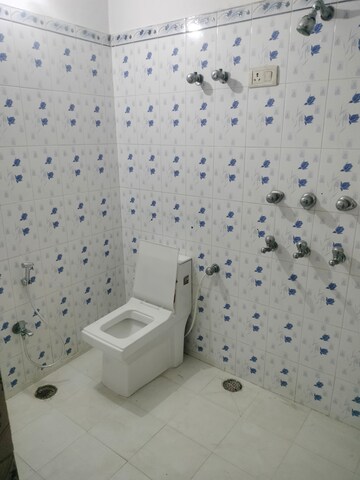 Bathroom in 1.5 BHK Builder Floor at Gomti Nagar – for Rent