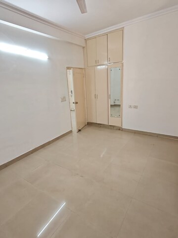 Room in 3 BHK Builder Floor at Spire Wood, Sector 46 – for Rent