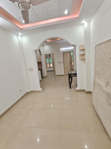 Building Lobby in 3 BHK Builder Floor at Spire Wood, Sector 46 – for Rent