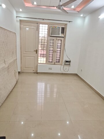 Room in 3 BHK Builder Floor at Spire Wood, Sector 46 – for Rent