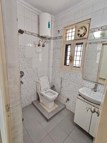 Bathroom in 3 BHK Builder Floor at Spire Wood, Sector 46 – for Rent