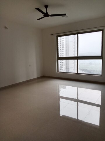 Room in 2 BHK Apartment at Hiranandani Fortune City, New Panvel – for Rent