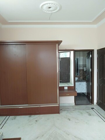 Room in 4 BHK Builder Floor at RWA Apartments Sector 30, Sector 30 – for Rent