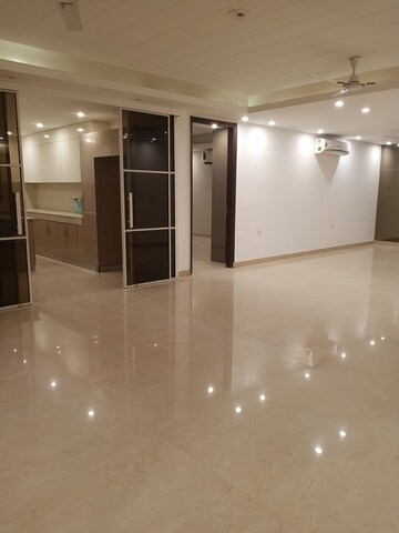 Room in 4 BHK Builder Floor at Parklands, Sector 85 – for Sale