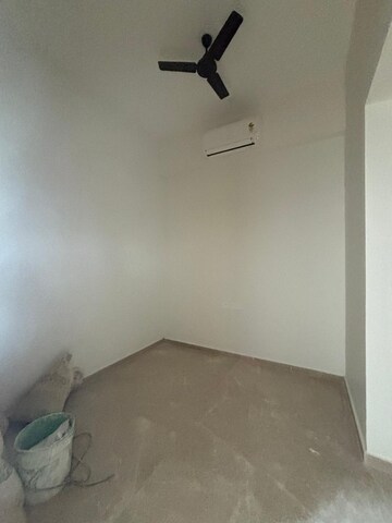 Room in 5 BHK Apartment at Omkar Alta Monte, Malad East – for Rent