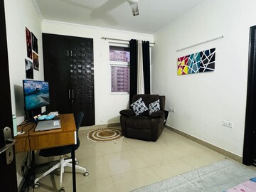 Living Room in 2.5 BHK Apartment at Amrapali Silicon City, Sector 76 – for Sale