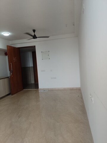 Room in 1 RK Apartment at Hiranandani Solitaire Studio Apartment, Ghodbunder Road – for Rent