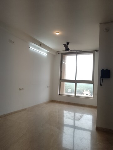 Room in 1 RK Apartment at Hiranandani Solitaire Studio Apartment, Ghodbunder Road – for Rent