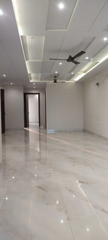 Master Bedroom in 3 BHK Builder Floor at Sector 16 – for Rent