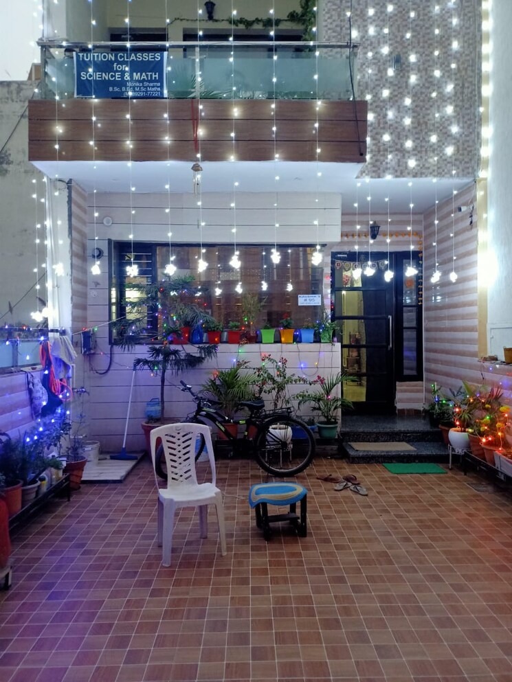  Parking, penta-homes 3 Bedroom 1800 Sq.Ft. Villa In Vip Road Zirakpur 8166343