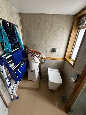 Team Area in 1 BHK Apartment at Bandra West – for Rent