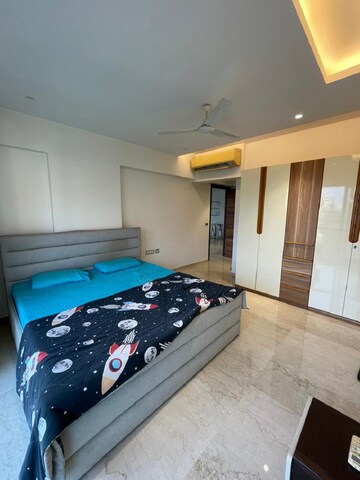 Bedroom in 3 BHK Apartment at Khar West – for Rent