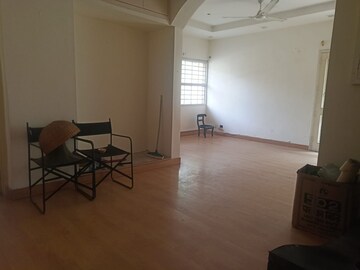 Room in 3 BHK Apartment at Arun Vihar Sector 37, Sector 37 – for Rent