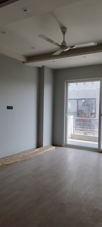 Room in 4 BHK Builder Floor at Unitech South City II, Sector 50 – for Rent