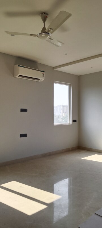 Room in 4 BHK Builder Floor at Unitech South City II, Sector 50 – for Rent