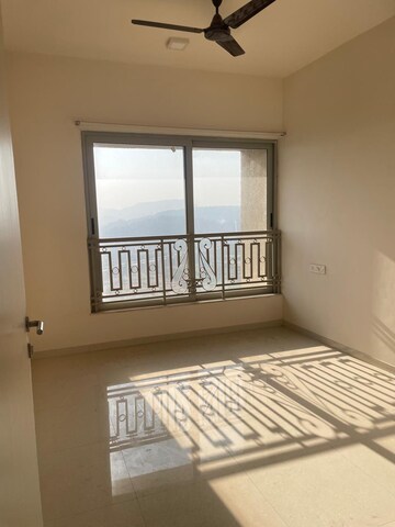 Room in 3 BHK Apartment at Hiranandani Fortune City, New Panvel – for Rent