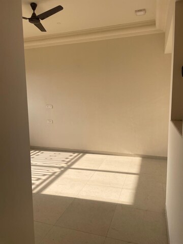 Room in 3 BHK Apartment at Hiranandani Fortune City, New Panvel – for Rent