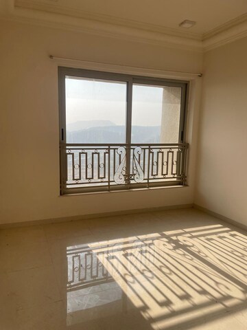 Room in 3 BHK Apartment at Hiranandani Fortune City, New Panvel – for Rent
