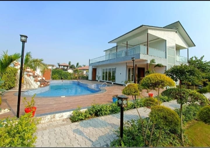 3 BHK + Servant Room,Extra Room 1900 Sq.Yd. Villa in SS Sainik Farms