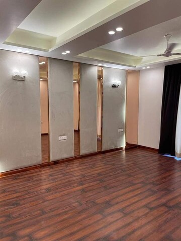 Room in 3 BHK Builder Floor at BPTP District, Sector 81 – for Sale