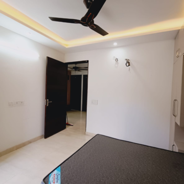 Room in 3 BHK Builder Floor at Hong Kong Bazaar, Sector 56 – for Rent