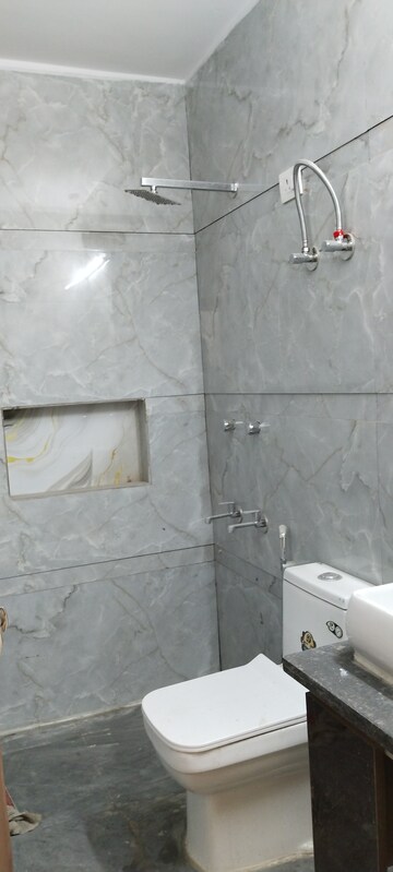 Bathroom in 2.5 BHK Builder Floor at Unitech South City II, Sector 50 – for Rent