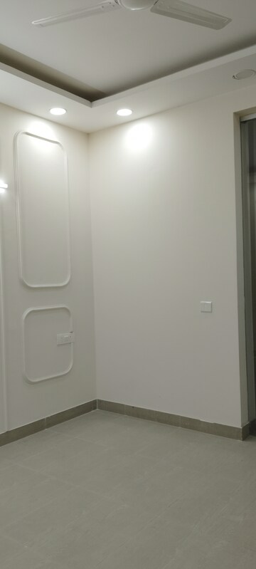 Bathroom in 2.5 BHK Builder Floor at Unitech South City II, Sector 50 – for Rent