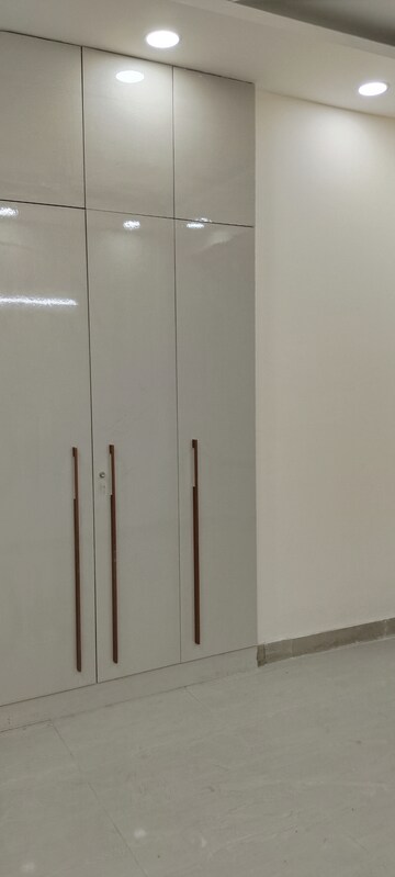 Furnished Amenities in 2.5 BHK Builder Floor at Unitech South City II, Sector 50 – for Rent