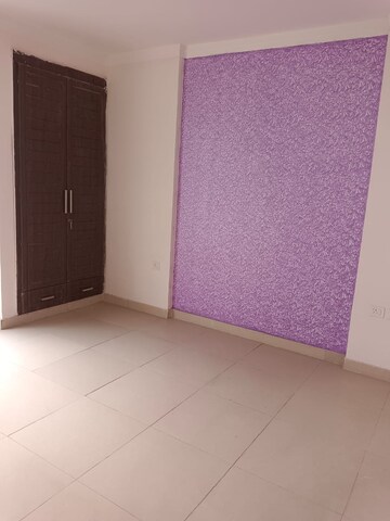 Room in 4 BHK Apartment at Amrapali Platinum, Sector 119 – for Sale