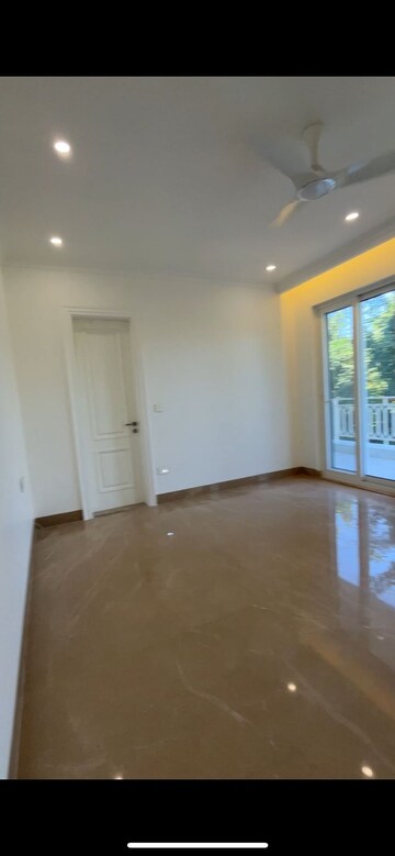 Room in 4 BHK Builder Floor at Unitech South City II, Sector 50 – for Rent